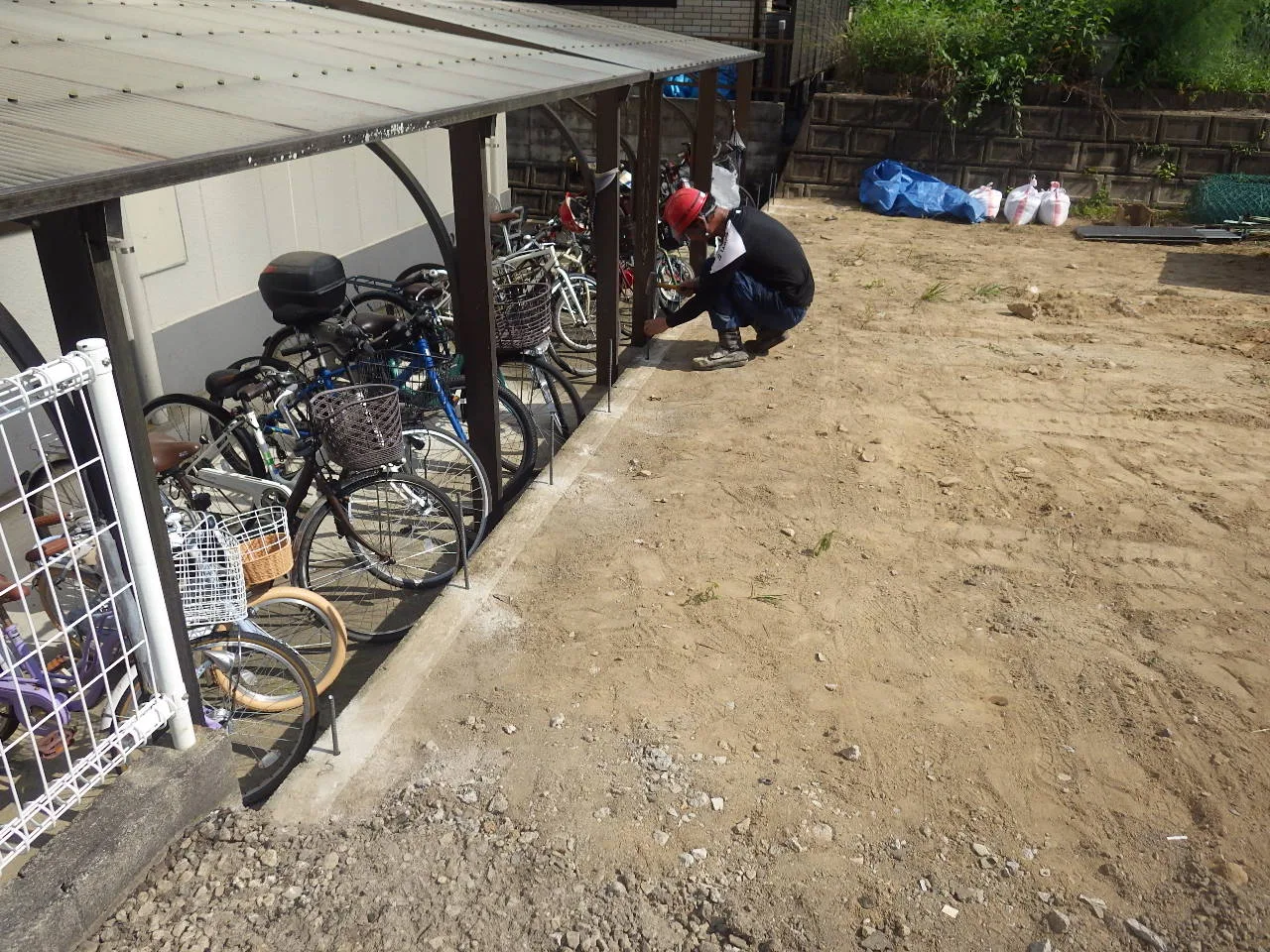 CBブロック積みの基礎に鉄筋を設置する作業風景