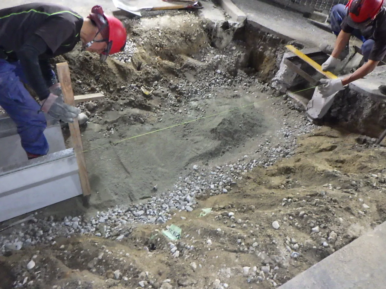 U型側溝取り替え工事 水糸・水平器で高さ確認