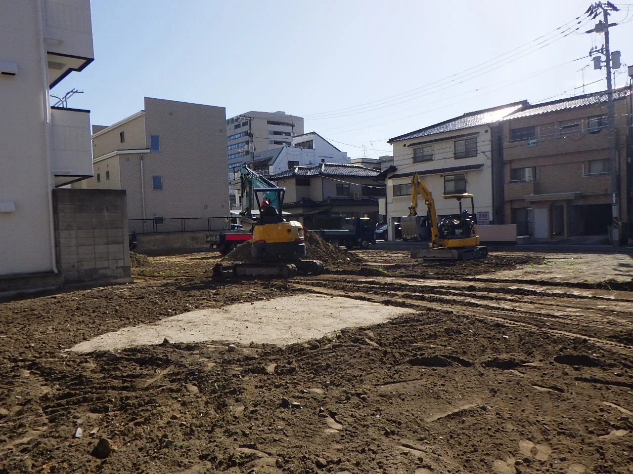 重機で掘削・整地する作業風景